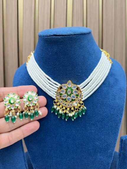 Heavy green choker set